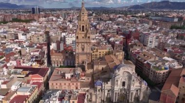 Murcia, İspanya 'daki Katedral' in ve Eski Şehir 'in sokaklarının insansız hava aracı görüntüleri. Murcia Eyaletinin başkenti. Yüksek kalite 4k görüntü