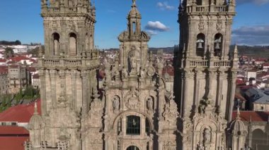 Santiago de Compostela 'nın ünlü katedralinin hava manzarası. Camino de Santiago 'nun Galiçya, İspanya' daki gezisi. Yüksek kalite 4k görüntü
