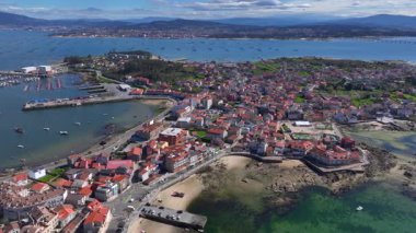 Illa de Arousa, İspanya 'nın Pontevedra kentindeki kasaba. Kayalık kıyı manzarası ve berrak mavi su. Yüksek kalite 4k görüntü