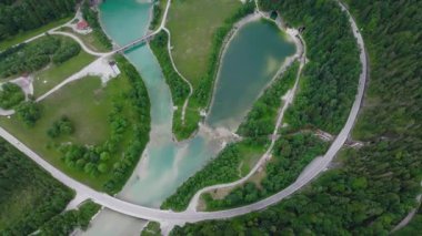Sylvensteinsee 'nin Turkuaz Suyu, Hava. Sylvensteinspeichersee 'deki Staudamm Almanya' nın Bavyera kentindeki büyük bir rezervuarda. Yüksek kalite 4k görüntü