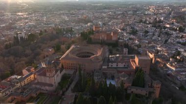 Granada, Endülüs, İspanya 'da günbatımında tarihi Alhambra sarayının hava manzarası. Antik Arap kalesinin havası. Yüksek kalite 4k görüntü