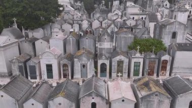  Portekiz mezarlığı Lizbon 'da Prazeres, Portekiz sisli bulutlu havada, hava aracı atışı. Yüksek kalite 4k görüntü