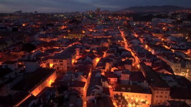 Günbatımından sonraki gece Cascais 'ler, Blue Hour, Twilights. Hava manzaralı, Aydınlanmış Şehir Cascais, Lizbon, Portekiz. Yüksek kalite 4k görüntü