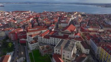 Gün batımında Lizbon 'un hava görüntüsü. Dikey İHA görüntüleri. Yüksek kalite 4k görüntü