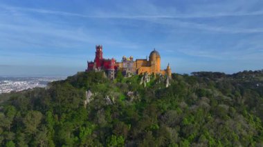 Sintra, Lizbon, Portekiz 'deki Ulusal Pena Sarayı. Ünlü tarihi Pena sarayı kalesinin insansız hava aracı görüntüsü. Yüksek kalite 4k görüntü
