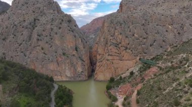 Caminito del Rey, Garganta Gorge, del Chorro, İspanya 'da. Dar bir geçitte bir köprünün havadan çekilmiş görüntüsü. Aşağıda bir nehir akıyor. Yüksek kalite 4k görüntü