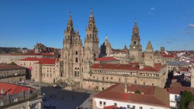 Santiago de Compostela 'nın ünlü katedralinin hava manzarası. Camino de Santiago 'nun Galiçya, İspanya' daki gezisi. Yüksek kalite 4k görüntü
