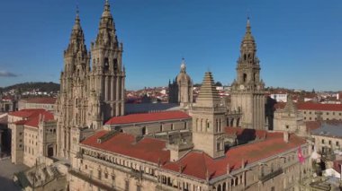 Santiago de Compostela 'nın ünlü katedralinin hava manzarası. Camino de Santiago 'nun Galiçya, İspanya' daki gezisi. Yüksek kalite 4k görüntü