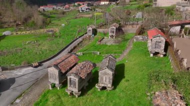 Galiçya, İspanya 'da geleneksel taş horreos. Horreo, İber Yarımadası 'nın kuzeybatısında bulunan tipik bir tahıl ambarı. Hava görüntüsü. Yüksek kalite 4k görüntü