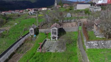 Galiçya, İspanya 'da geleneksel taş horreos. Horreo, İber Yarımadası 'nın kuzeybatısında bulunan tipik bir tahıl ambarı. Hava görüntüsü. Yüksek kalite 4k görüntü