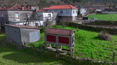 Galiçya, İspanya 'da geleneksel taş horreos. Horreo, İber Yarımadası 'nın kuzeybatısında bulunan tipik bir tahıl ambarı. Hava görüntüsü. Yüksek kalite 4k görüntü