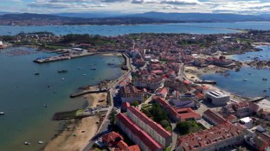 Illa de Arousa, İspanya 'nın Pontevedra kentindeki kasaba. Kayalık kıyı manzarası ve berrak mavi su. Yüksek kalite 4k görüntü