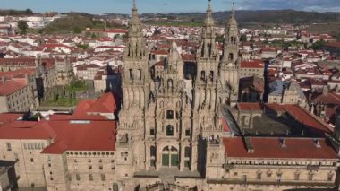 Santiago de Compostela 'nın ünlü katedralinin hava manzarası. Camino de Santiago 'nun Galiçya, İspanya' daki gezisi. Yüksek kalite 4k görüntü