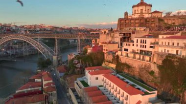 Porto 'da Porto, Portekiz' in Birinci Bölgesinde, Ponte Luis 'i gören bir kablo araba. Sunset Time 'da Vila Nova de Gaia. Yüksek kalite 4k görüntü