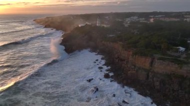 Guia Lighthose in Cascais 'de, Okyanus' un yukarısındaki Hazy Sunset sırasında, Aerial View ile. Lizbon yakınlarındaki Rocky Coast, Portekiz, Avrupa. Yüksek kalite 4k görüntü