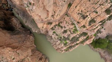 Caminito del Rey, Garganta Gorge, del Chorro, İspanya 'da. Dar bir geçitte bir köprünün havadan çekilmiş görüntüsü. Aşağıda bir nehir akıyor. Yüksek kalite 4k görüntü