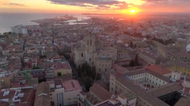 Tarragona Katedrali, Sunset Time 'da dramatik gökyüzü manzaralı hava manzarası. Sahil şehri Tarragona, Katalonya, İspanya. Yüksek kalite 4k görüntü