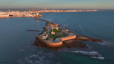 Castillo de San Sebastian, Cadiz 'deki güzel kale, bir köprüye bağlı. Günbatımında Cadiz, Endülüs, İspanya. Yüksek kalite 4k görüntü