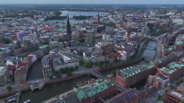 Hamburg 'da gece vakti Hamburg havacılık gökyüzü manzarası Hamburg belediye binasının üzerinde uçar gece Almanya' da Hanseatic City. Yüksek kalite 4k görüntü