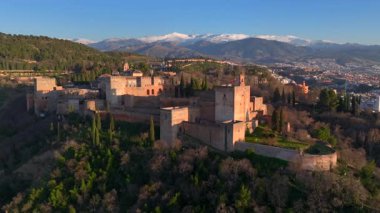 Granada, Endülüs, İspanya 'da günbatımında tarihi Alhambra sarayının hava manzarası. Antik Arap kalesinin havası. Yüksek kalite 4k görüntü