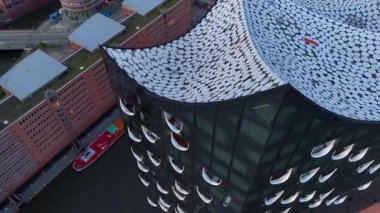 Günbatımından sonra Elbphilharmonie ve HafenCity 'nin hava görüntüsü, Hamburg, Hanseatic City. Almanya 'daki modern bina. Yüksek kalite 4k görüntü