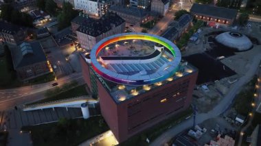 Aarhus, Jutland, Danimarka - ARoS Aarhus Sanat Müzesinde Akşam Alacakaranlığı 'nda Hava Aracı Görüntüsü. Parlayan Renkli Çember. Yüksek kalite 4k görüntü