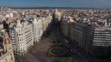 Valencia Merkez Meydanı, La Placa de LAjuntament, Havacılık. Valencia, İspanya 'daki Ayuntamiento Meydanı' ndaki belediye binası. Yüksek kalite 4k görüntü