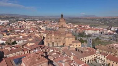Guadix Katedrali ve eski kasabanın hava manzarası, Granada, Endülüs, İspanya 'da Sierra Nevada' da karla kaplandı. Yüksek kalite 4k görüntü