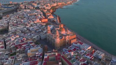 Cadiz Katedrali 'nin hava görüntüleri, Güney İspanya, Endülüs, Cadiz' deki bir Roma Katolik kilisesi. Yüksek kalite 4k görüntü