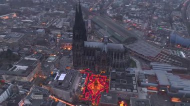 Köln Katedrali yakınlarındaki Noel Pazarı, Weihnachtsmarkt, Köln, Almanya 'daki Koelner Dom, Hava Çekimi. Yüksek kalite 4k görüntü