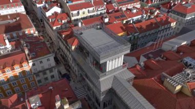 Lizbon, Portekiz şehir merkezindeki Santa Justa asansörünün hava görüntüsü. Ünlü Landmark ve Turistik Cazibe. Yüksek kalite 4k görüntü