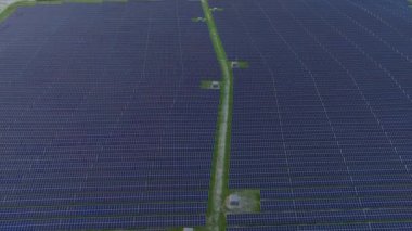 Photovoltaik Panelleri olan güneş enerjisini elektriğe çeviren bir güneş çiftliği. Günbatımında Danimarka 'da yeşil enerji. Havadan. Yüksek kalite 4k görüntü