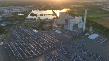 Wolfsburg, Almanya - Temmuz 2024: Wolfsburg, Almanya 'daki Volkswagen Factory, VW' nin dünya çapında bir merkezidir. Hava görüntüsü. Yüksek kalite 4k görüntü