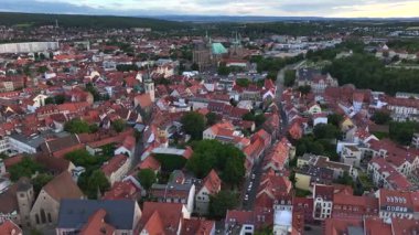 Erfurt Hava Görüntüsü. Yazın St. Severus Katedrali, Eski Şehirdeki Evlerin Üzerinde Uçan Drone. Almanya, Erfurt 'un silueti. Yüksek kalite 4k görüntü