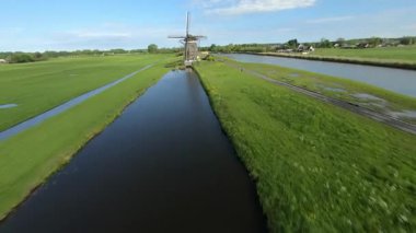 Windmolen Stompwijkseweg - Hollanda 'nın geleneksel yel değirmenleri. FPV İHA 'sı Flyby Around. Yüksek kalite 4k görüntü