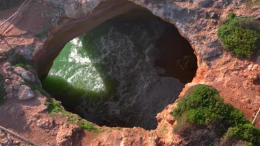 Akşam Portekiz 'de Benagil Mağarası. Okyanus Dalgaları Güney Portekiz, Algarve 'deki bir mağara kumsalında yuvarlanıyor. Yüksek kalite 4k görüntü