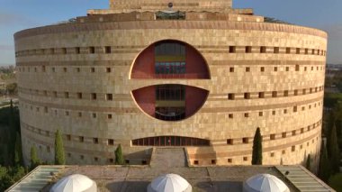  Cunta de Andalucia 'nın Yuvarlak Beton Brutalist Binası, Endülüs de Cualificaciones Profesyonelleri Sevilla, İspanya' da. Yüksek kalite 4k görüntü