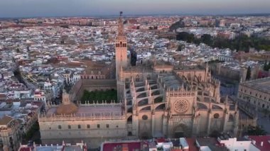 Seville Katedrali, Gotik Binanın Havalimanı ve İspanya 'nın Endülüs kentindeki ünlü Giralda çan kulesi. Yüksek kalite 4k görüntü