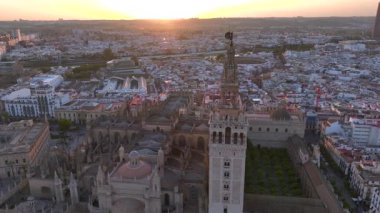 Seville Katedrali, Gotik Binanın Havalimanı ve İspanya 'nın Endülüs kentindeki ünlü Giralda çan kulesi. Yüksek kalite 4k görüntü