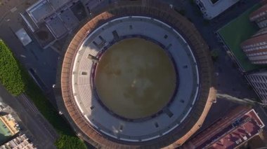 Malaga 'daki ünlü Bull Ring Arena. İspanya, Endülüs, Malaga 'daki Plaza de Toros La Malagueta arenasının insansız hava aracı görüntüsü. Yüksek kalite 4k görüntü