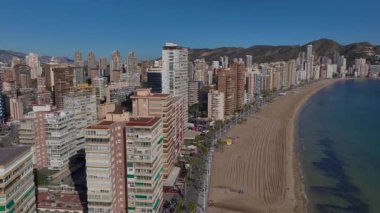 İspanya 'da Costa Blanca' da Benidorm şehri, Hava Aracı Atışı. Deniz kıyısındaki yüksek binalar, Playa de Levante. Yüksek kalite 4k görüntü
