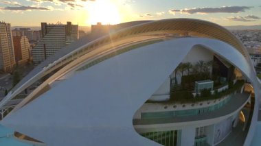 Valencia, İspanya - Şubat 2025: Kraliçe Sofya Sanat Sarayı, Ciudad de las Artes y las Ciencias Hava Çekimi, Sunset. Yüksek kalite 4k görüntü