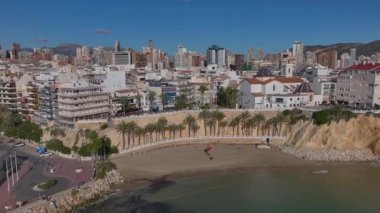 İspanya 'da Costa Blanca' da Benidorm şehri, Hava Aracı Atışı. Deniz kıyısındaki yüksek binalar, Playa de Levante. Yüksek kalite 4k görüntü