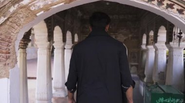 Lahor 'daki camide Müslüman bir adam, Pakistan, Asyalı Müslümanlar. Ağır çekim. Yüksek kalite 4k görüntü