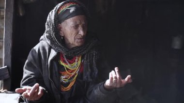 Kalash insanları. Bumburet Vadisindeki en yaşlı kadın, büyükanne Kalashi. Kış 'ta kulübesinde yaşlı bir kadın, Chitral, Pakistan. Yüksek kalite 4k görüntü