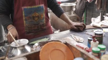 Pakistan 'daki bir sokak satıcısı Paan' ı üretiyor. Paan, Güney Asya 'da çiğnemek için kullanılan Betel yapraklarına sarılmış Areca Nut. Yüksek kalite 4k görüntü