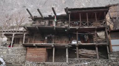 Winter 'daki Kalash Valley Geleneksel Binaları. Geleneksel olarak Bumburet Vadisi, Chitral, Pakistan 'da giyinmiş genç bir kız. Yüksek kalite 4k görüntü