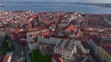 Gün batımında Lizbon 'un hava görüntüsü. Dikey İHA görüntüleri. Yüksek kalite 4k görüntü