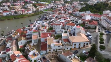 Portekiz 'in Ferragudo şehrinin Güzel Geleneksel Balıkçı Köyü. Portimao yakınlarındaki Algarve kıyısında. Hava Aracı Görünümü. Yüksek kalite 4k görüntü