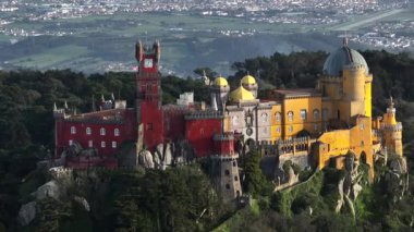Sintra, Lizbon, Portekiz 'deki Ulusal Pena Sarayı. Ünlü tarihi Pena sarayı kalesinin insansız hava aracı görüntüsü. Yüksek kalite 4k görüntü